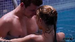 B garota adora foder na piscina